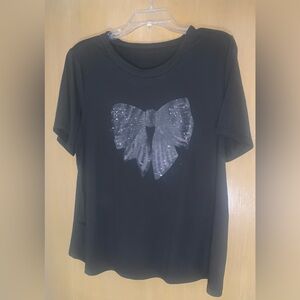 🖤🖤STUNNING SOFT PLUS SIZE 1X T WITH BOW STICKER ON THE FRONT🖤🖤